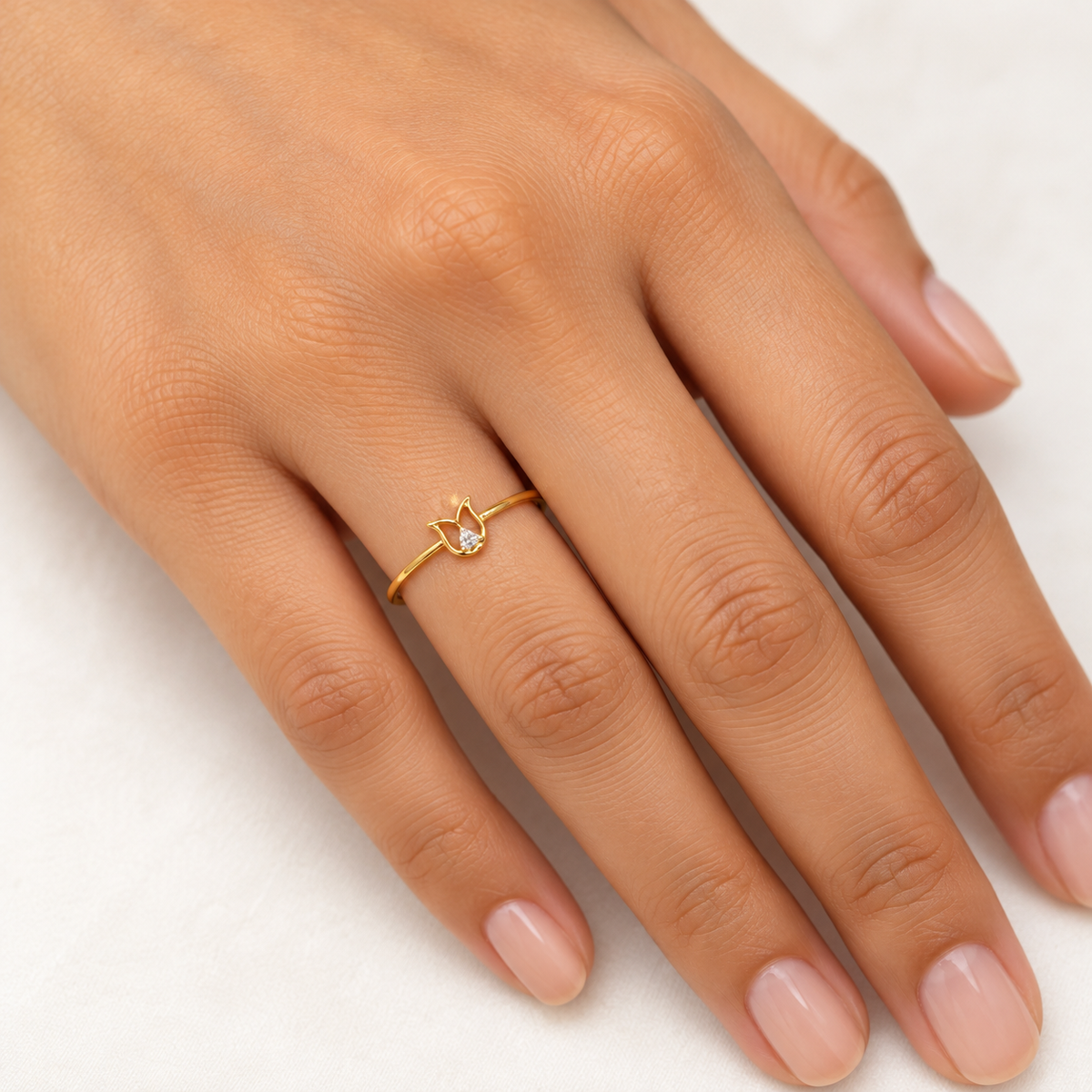 18K Gold Elegant Tulip White Stone Ring