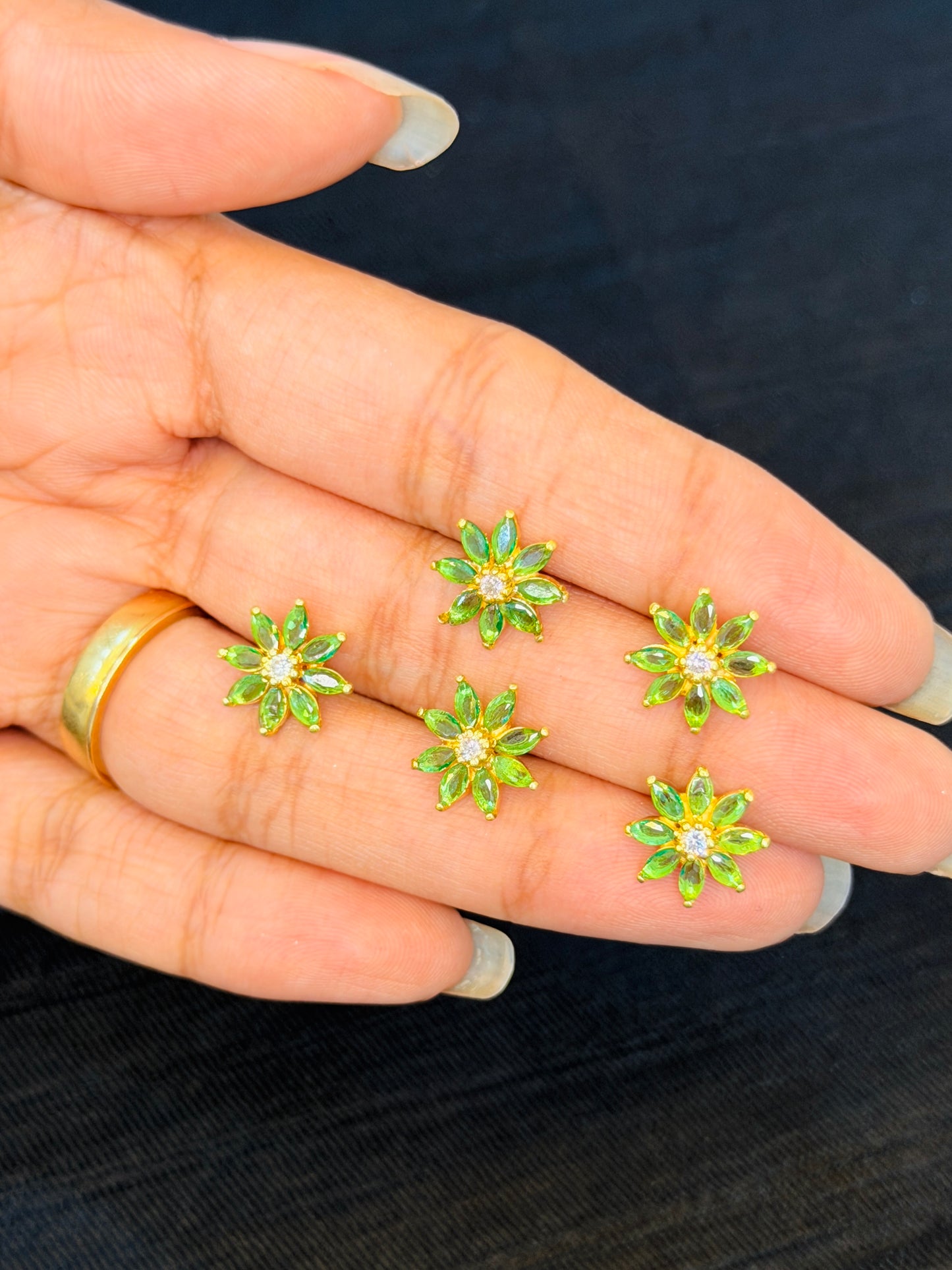 Gold-Plated 92.5 Sterling Silver Green Floral Nose Pin