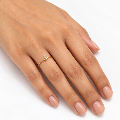 18K Gold Elegant Two-Leaf White Stone Ring