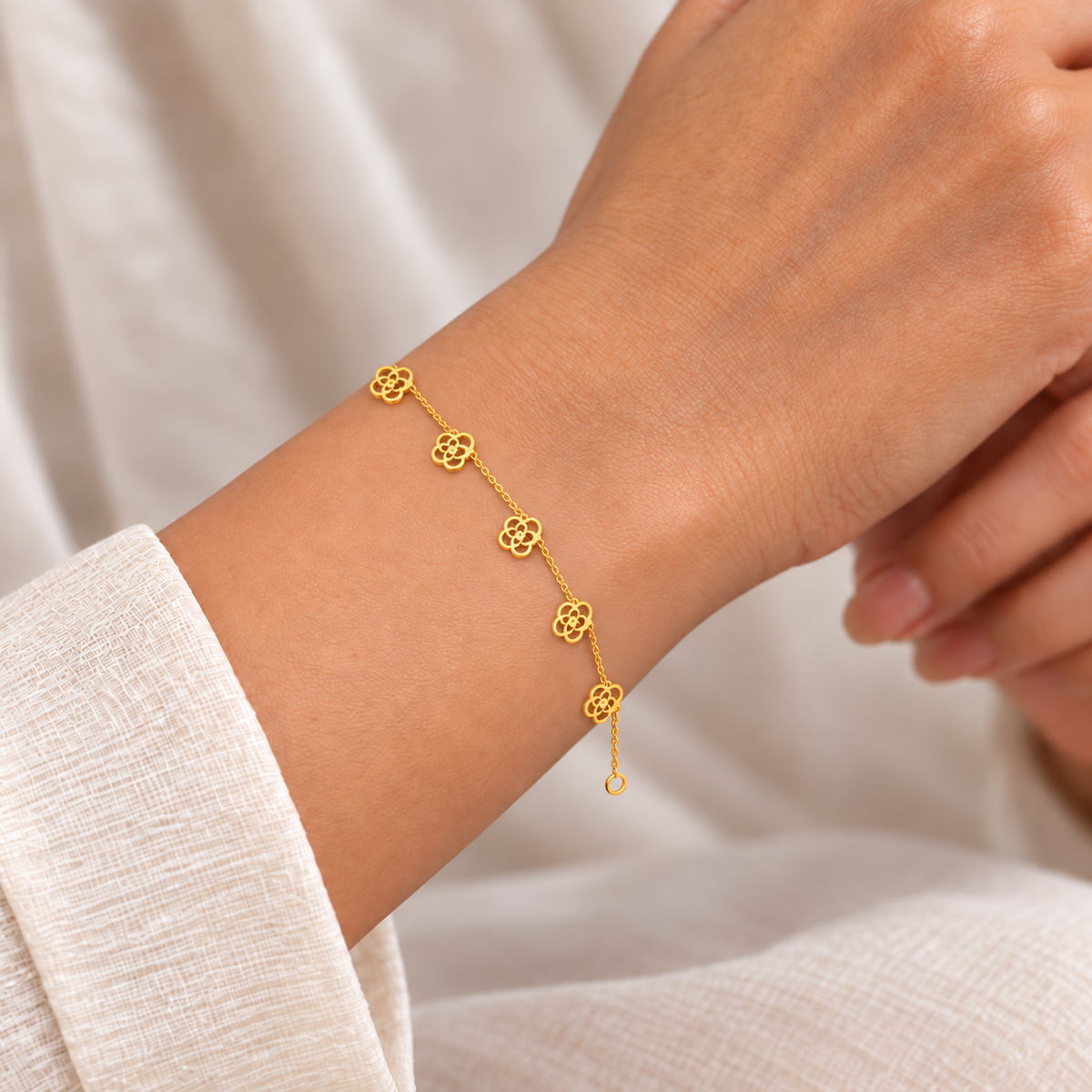 18K Golden Bloom Five Clover Charm Bracelet 0.600Gram
