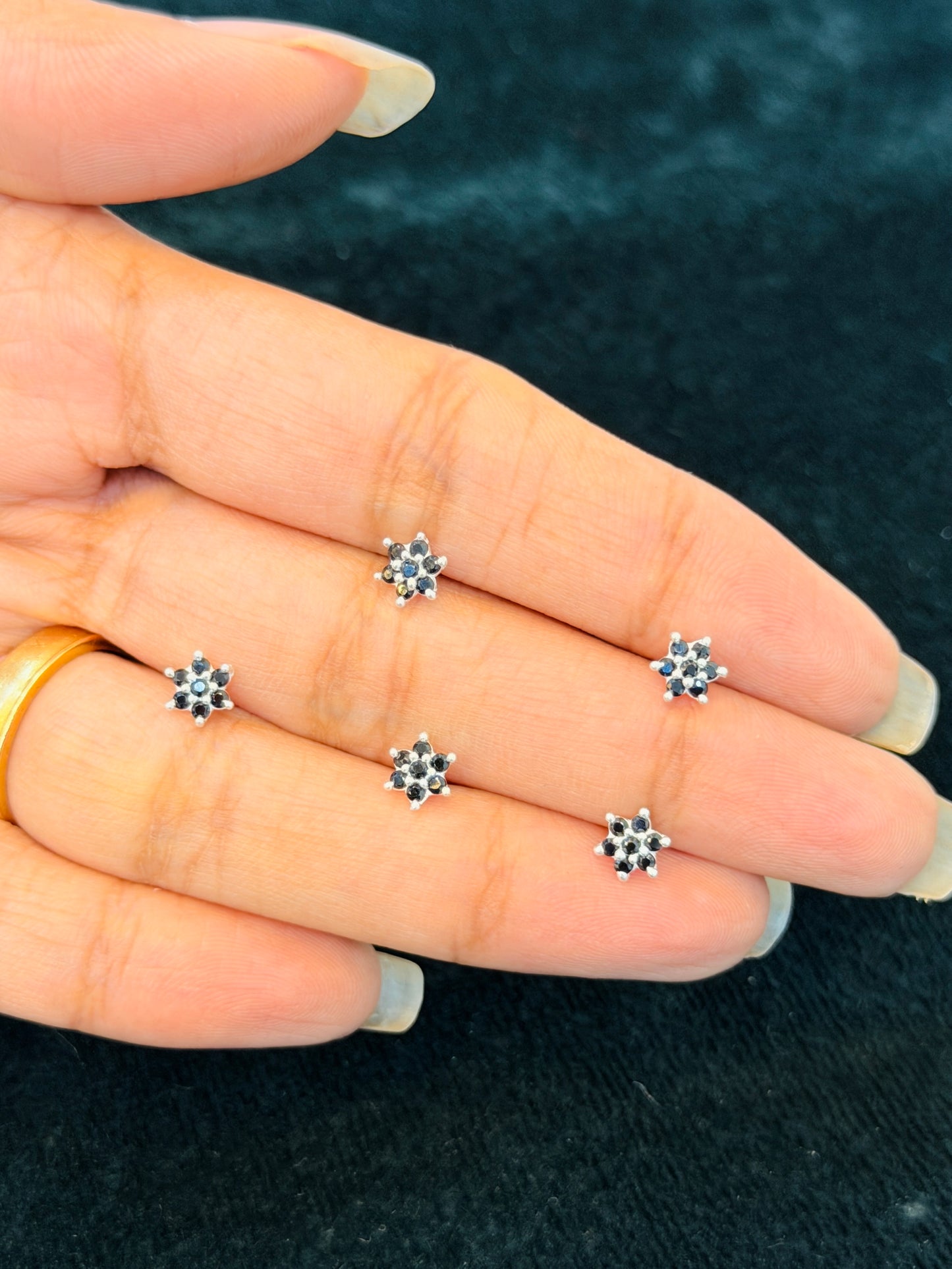 92.5 Sterling Silver Black Stone Flower Nose Pin